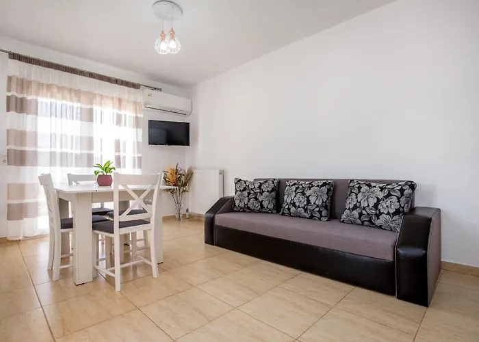 House Litsa 2 In ポトス